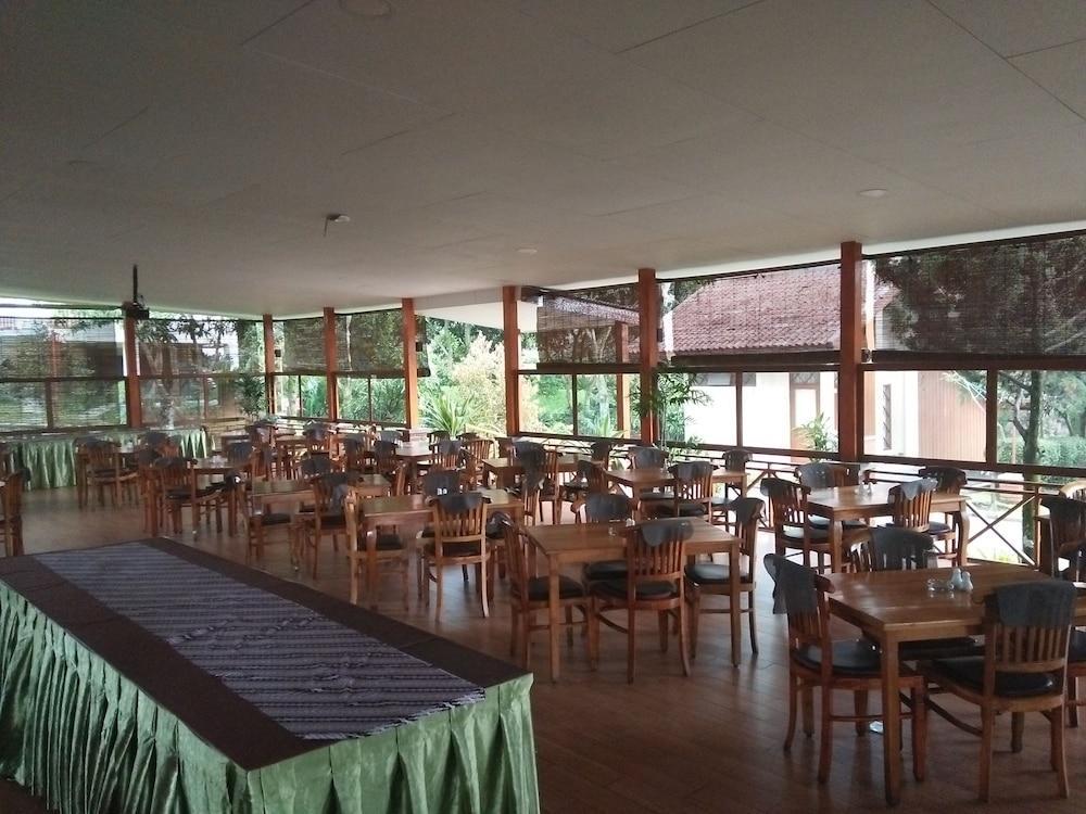 Ahadiat Hotel & Bungalow Бандунг Экстерьер фото