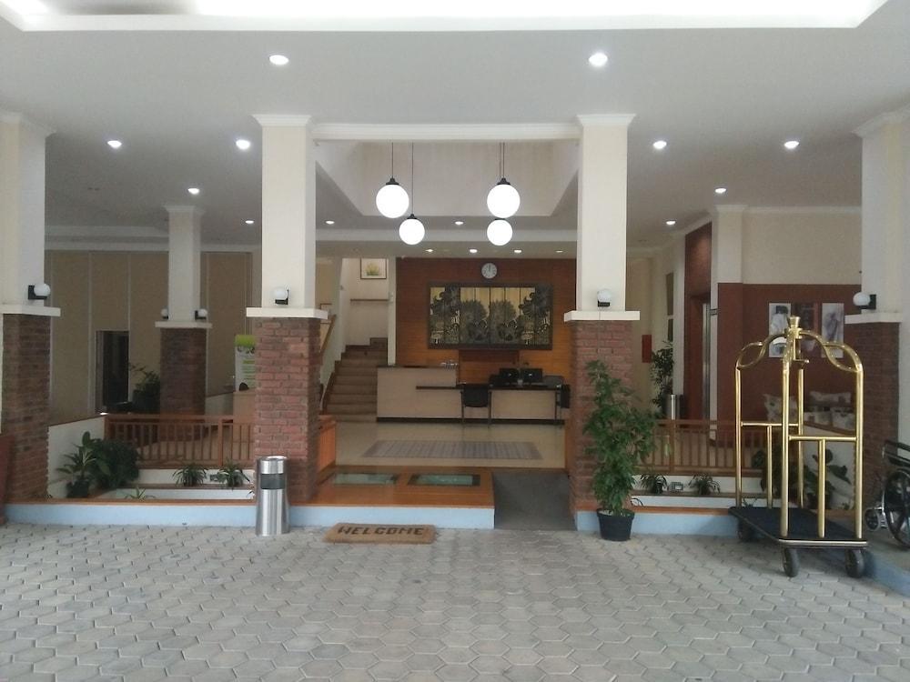 Ahadiat Hotel & Bungalow Бандунг Экстерьер фото