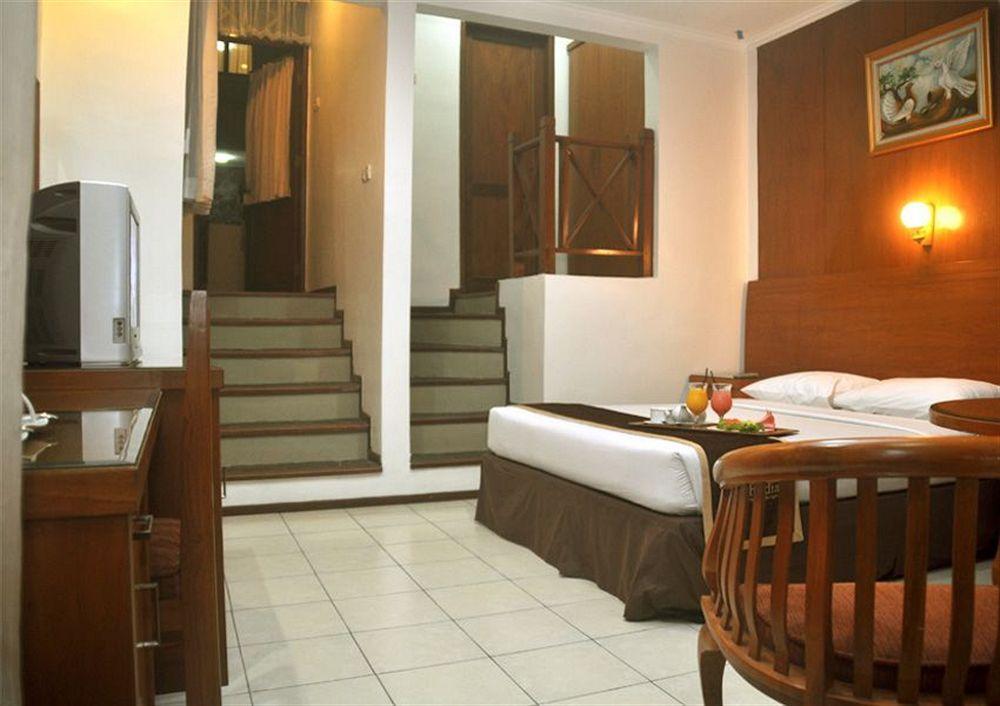 Ahadiat Hotel & Bungalow Бандунг Экстерьер фото
