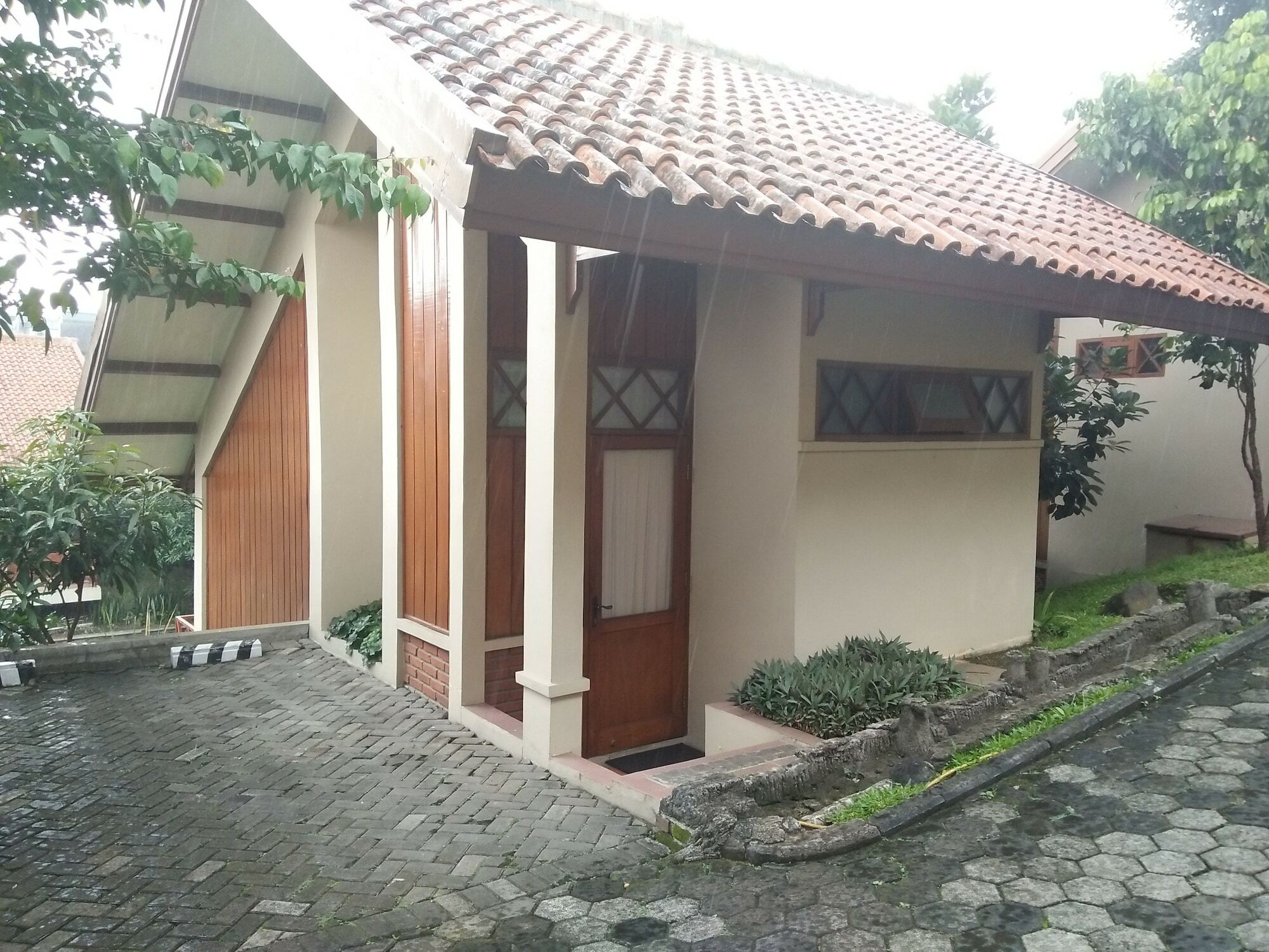 Ahadiat Hotel & Bungalow Бандунг Экстерьер фото